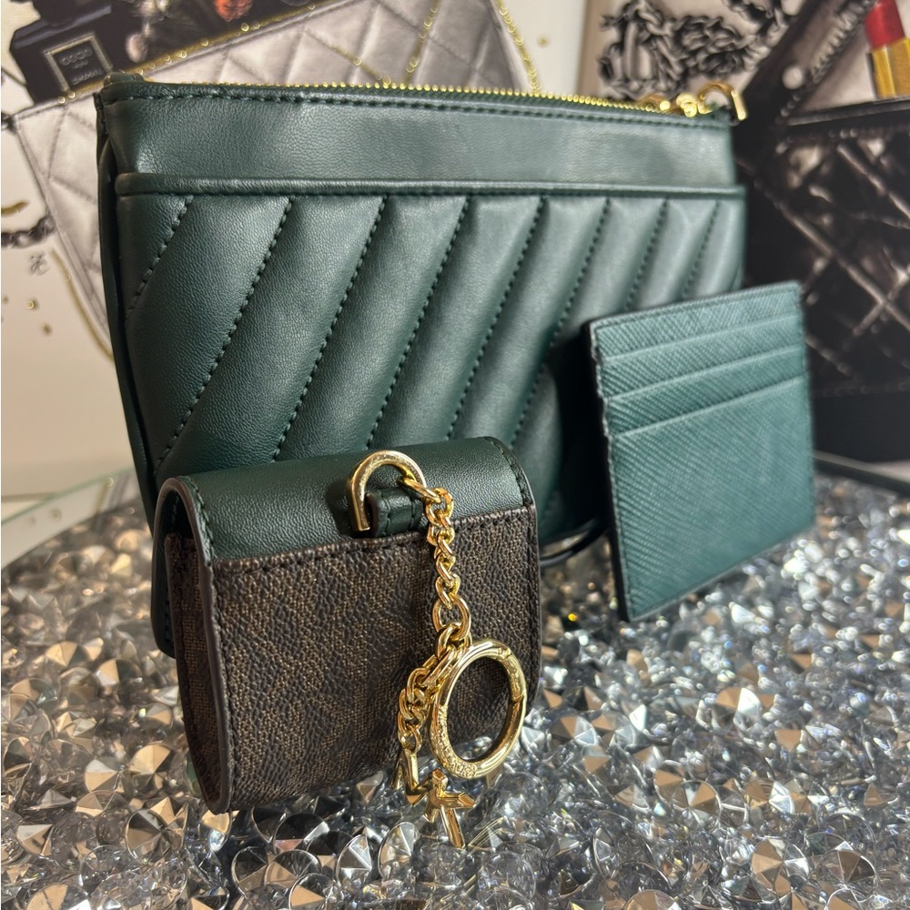 Michael Kors Emerald Green Crossbody with Card holder and AirPod case NWOT - Picture 8 of 12